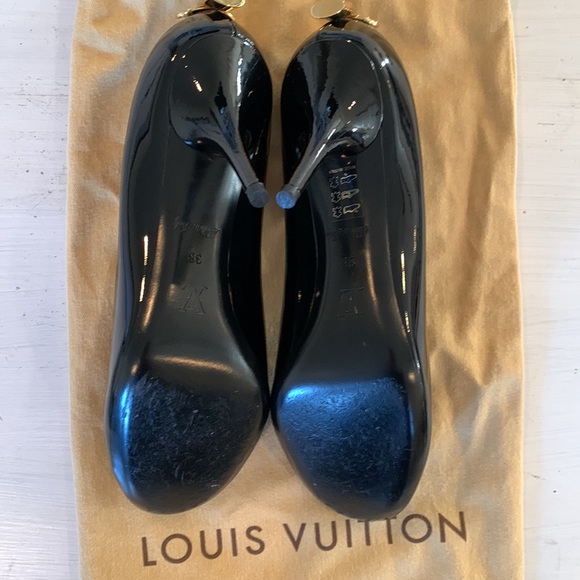 Loius Vuitton black leather pumps with round toe and signature hardware. Size 38 - Picture 9 of 16